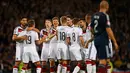 Penyerang Jernan Thomas Muller melakukan selebrasi dengan rekan – rekannya usai mencetak gol ke gawang Skotlandia di Hampden Park , Glasgow, Skotlandia, Senin (7/9/2015).  Jerman menang atas Skotlandia dengan skor 3-2. (Reuters/Russell Cheyne)