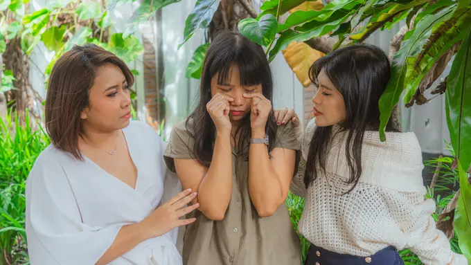 wanita maret sedih