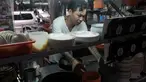 Mantan gangster Taiwan, Yen Wei-shun menjalani bisnis berjualan mi untuk yang membutuhkan di pasar tradisional New Taipei City, 4 September 2018. Ingin menjalani hidup yang lebih baik, Yen memilih banting setir dan meninggalkan dunia hitam. (SAM YEH/AFP)
