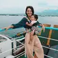 Kali ini, Andien mengajak Kawa liburan ke Laut. Di foto ini terlihat keduanya sedang berada di sebuah kapal, dan Kawa terlihat senang banget ada di gendongan ibunya. (Instagram/andienaisyah)