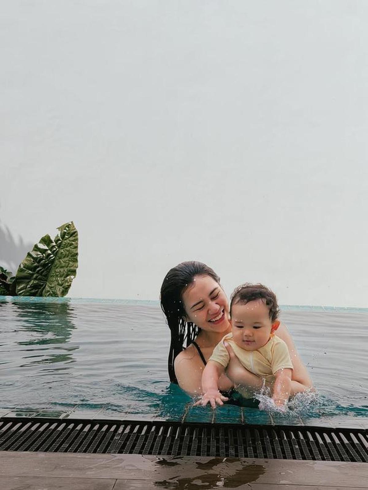 7 Potret Kolam Renang di Rumah Aaliyah Massaid dan Thariq Halilintar, Desainnya Cocok untuk Keluarga Kecil Modern