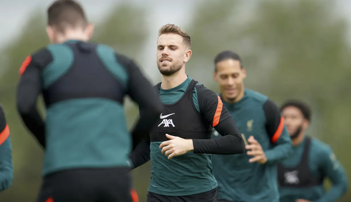 Gelandang Liverpool Jordan Henderson melakukan pemanasan dengan timnya selama hari media dan sesi latihan di pusat pelatihan di Liverpool, Inggris, Rabu (25/6/2022). Liverpool mengusung misi balas dendam saat menghadapi Real Madrid di final Liga Champions di Parc des Princes, Paris pada Minggu, 29 Mei 2022 dini hari WIB. (AP Photo/Jon Super)