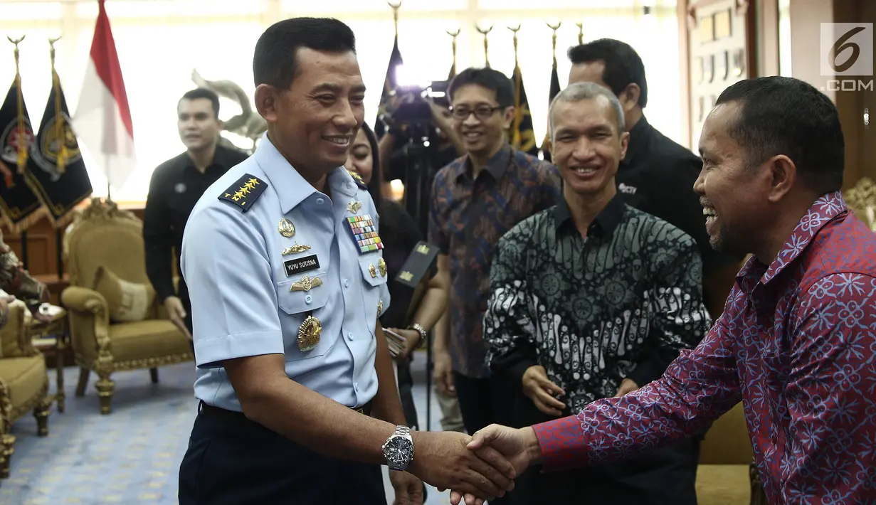 Direktur Konten Kapanlagi Youniverse (KLY) Wens Manggut bersalaman dengan KSAU Marsekal TNI Yuyu Sutisna saat silaturahmi dan audiensi antar lembaga di Mabes TNI Cilangkap, Jakarta, Kamis (6/12). (Liputan6.com/Herman Zakharia)