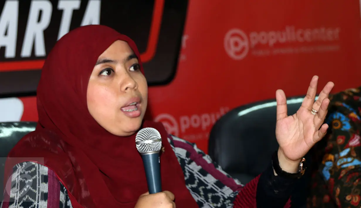 Komisioner KPUD DKI Jakarta, Betty Epsilon Idroos memberi pandangan saat diskusi bersama pengamat politik di gedung KPUD Jakarta, Kamis (12/1). Diskusi membahas Menakar Efektifitas Debat, Meraih Simpati Publik. (Liputan6.com/Helmi Fithriansyah)