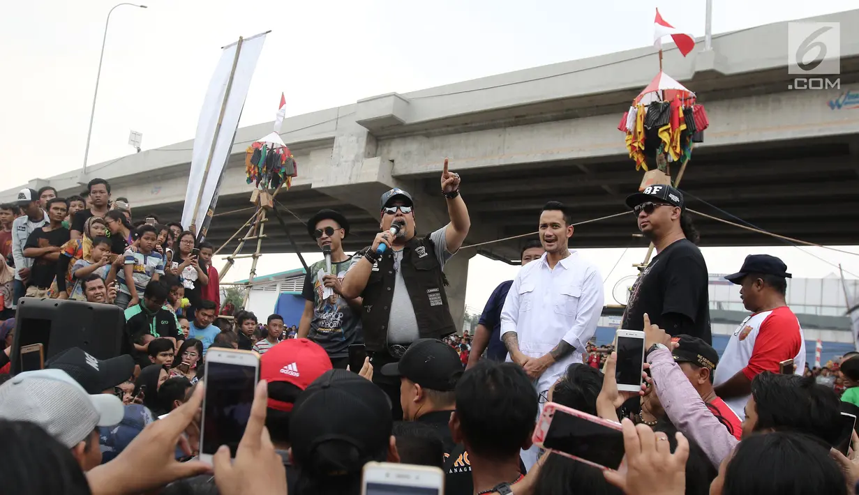 Komedian senior, Indro Warkop bersama aktor Tora Sudiro memeriahkan Festival Kalimalang di Jakarta, Kamis (17/8). Selain untuk menyapa warga, kedatangan mereka juga dalam rangka promo film Warkop DKI: Reborn Part 2. (Liputan6.com/Herman Zakharia)