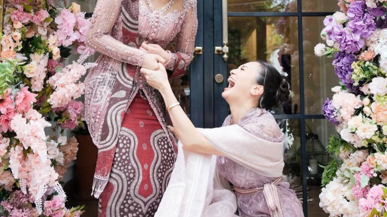 Gaya Elegan Fuji di Acara Tunangan Frans Faisal dan Indah, Kebaya Ungu Jadi Sorotan