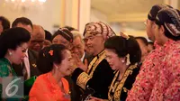 KGPH Prabu Suryodilogo (tengah) bersama permaisuri menerima ucapan semata dari para tamu undangan usai penobatan naik tahta Puro Pakualaman di Bangsal Sewotomo Yogyakarta, Kamis (7/1/2016). (Liputan6.com/Boy Harjanto)