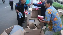Koordinator Nasional Relawan GOJO (Golkar Jokowi) Rizal Malarangeng (batik) memberikan makanan berbuka kepada para aparat yang melakukan penjagaan gedung KPU, Menteng, Jakarta Pusat, Kamis (23/5/). (Liputan6.com/Angga Yuniar)