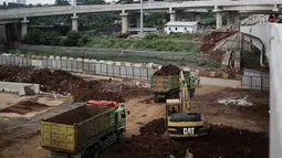 Pekerja menggunakan alat berat untuk mengerjakan pembangunan jalan Tol Depok - Antasari (Desari) di kawasan Cilandak, Jakarta, Kamis (19/4). Jalan tol Desari merupakan jalan tol penghubung Kota Jakarta Selatan dan Kota Depok. (Liputan6.com/Faizal Fanani)