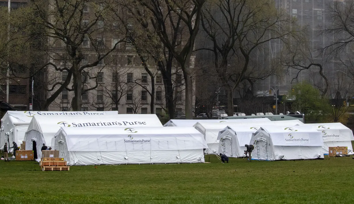 Pekerja Samaritan's Purse membangun rumah sakit lapangan darurat virus corona COVID-19 di Central Park, New York, Amerika Serikat, Minggu (29/3/2020). Rumah sakit lapangan darurat yang dibangun di seberang Rumah Sakit Mount Sinai ini dilengkapi dengan unit pernapasan. (AP Photo/Mary Altaffer)