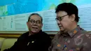 Ketua Komisi II DPR Rambe Kamarul Zaman berbincang dengan Mendagri Tjahjo Kumolo sebelum sidang rapat kerja komisi II DPR dimulai di Gedung DPR, Senayan, Jakarta, Jumat (16/1/2015). (Liputan6.com/Faisal R Syam)
