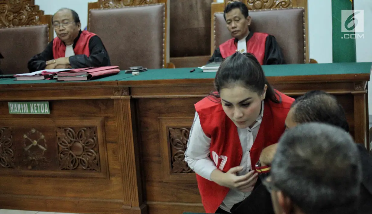 Aktris Jeniffer Dunn berbincang dengan kuasa hukumnya saat sidang lanjutan di PN Jakarta Selatan, Kamis (31/5). Jennifer Dunn terseret perkara narkoba usai ditangkap di kediamannya di kawasan Bangka, Jaksel 31 Desember 2017. (Liputan6.com/Faizal Fanani)