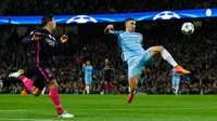Bek City, Aleksandar Kolarov berusaha menghalau bola dari kejaran penyerang Barcelona, Luiz Suarez pada grup C Liga Champions di stadion Etihad, Manchester, (2/11). City menang atas Barcelona dengan skor 3-1. (Reuters/Jason Cairnduff)