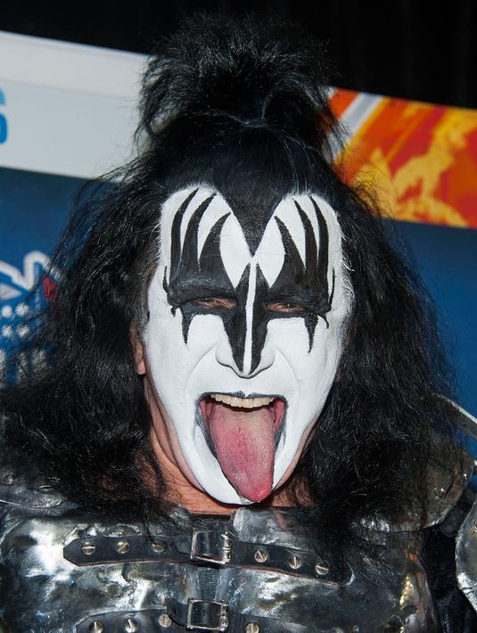 Vokalis grup rock KISS, Gene Simmons saat mengahadiri Coors Light NHL 2014 di Dodger Stadium, Los Angeles, California pada tanggal 25 Januari 2014. (AFP Photo/Valerie Macon)