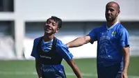 BRI Liga 1: Kerap Mengeluarkan Aksi Lucu, Cara Gelandang Anyar Persib Mengusir Kebosanan