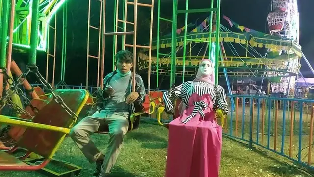 7 Momen Kocak Pacaran dengan Manekin di Pasar Malam Ini Bikin Geleng Geleng