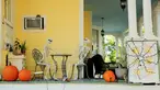 Dekorasi Halloween terlihat di sebuah rumah di New Orleans, Louisiana, Amerika Serikat, pada 10 Oktober 2020. Tiga pekan sebelum perayaan Halloween, warga New Orleans mulai mendekorasi rumah mereka untuk menyambut festival tersebut. (Xinhua/Lan Wei)