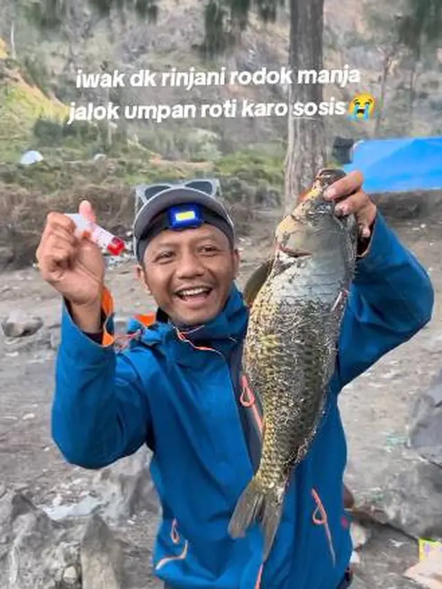 Viral Momen Pendaki Mancing di Gunung Rinjani, Dapat Ikan Besar
