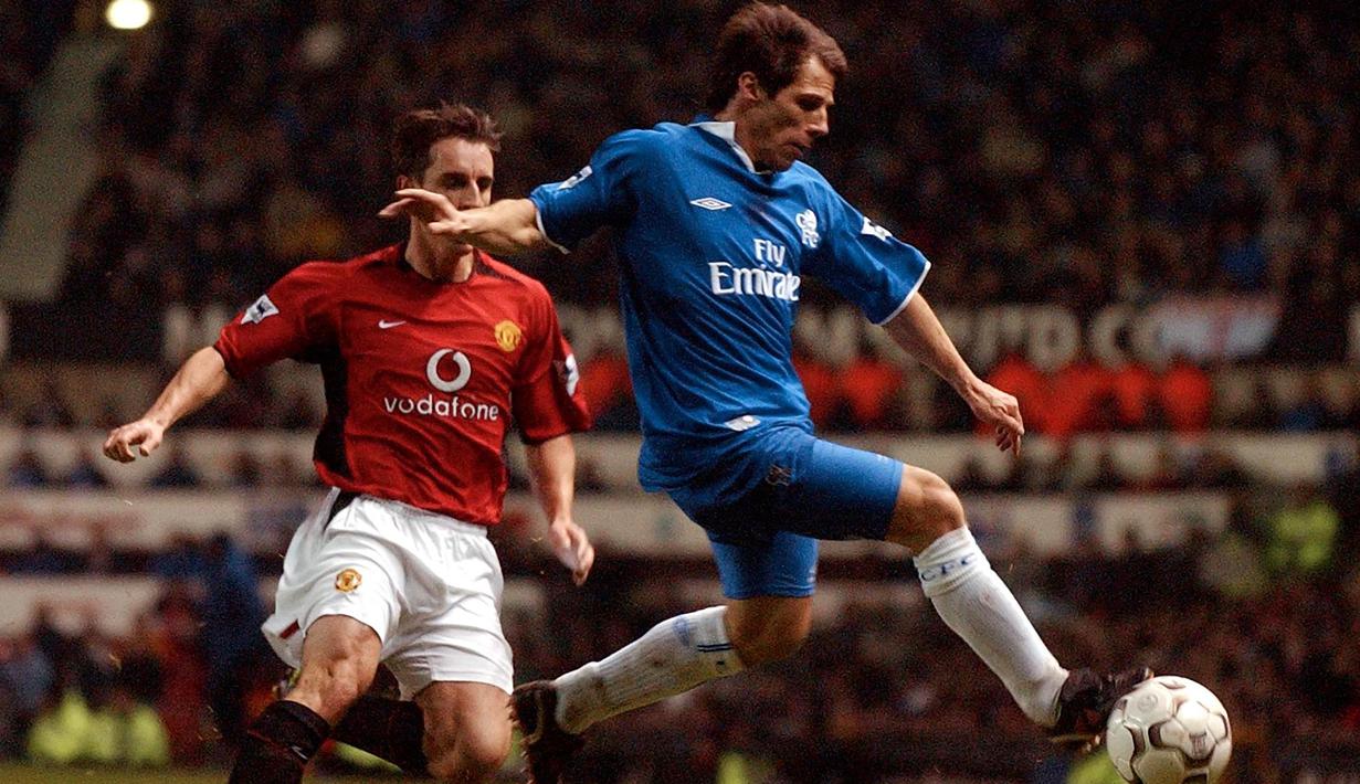 Selama berseragam Chelsea, Zola dua kali dinobatkan sebagai pemain terbaik klub di musim 1998/99 dan 2002/03. Kehebatan Zola bersama Chelsea membuatnya mendapat gelar OBE dari Ratu Elizabeth II. (AFP/Paul Barker)