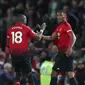 Striker Manchester United, Anthony Martial berselebrasi bersama Ashley Young usai mencetak gol ke gawang Newcastle United pada lanjutan Liga Inggris di stadion Old Trafford (6/10). MU menang tipis atas Newcastle 3-2. (AP Photo/Jon Super)