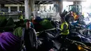 Pekerja balai kota Paris membersihkan sebuah tenda pengungsian migran di Paris, Prancis (30/5). Petugas mengerahkan buldoser untuk membersihkan tenda-tenda yang berada di bawah jembatan ini. (AP/Thibault Camus)