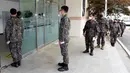 Tentara Korea Selatan antre untuk menerima dosis pertama vaksin virus corona COVID-19 AstraZeneca di Rumah Sakit Pusat Angkatan Bersenjata, Seongnam, selatan Seoul, Rabu (28/4/2021). Militer Korea Selatan mulai menjalani vaksinasi COVID-19. (Handout/South Korean Defence Ministry/AFP)