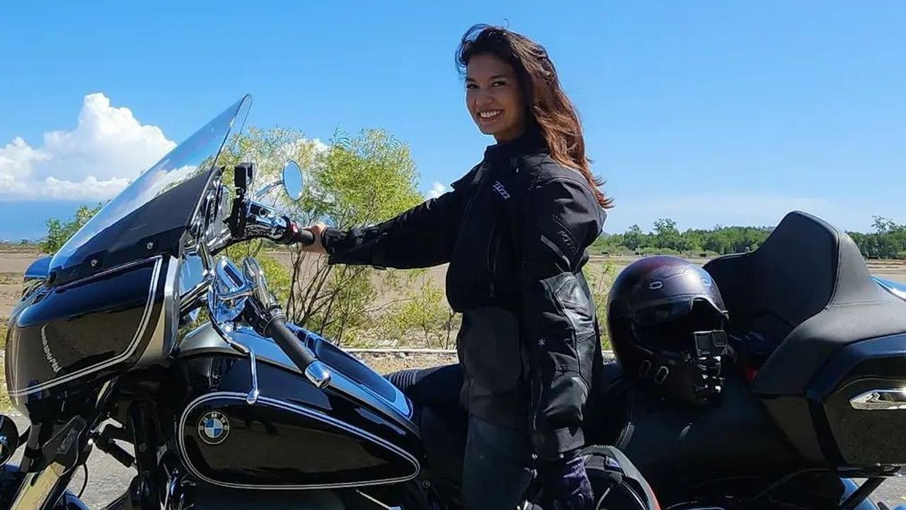 Tak sendiri, pemilik nama lengkap Judika Nalom Abadi Sihotang ini membawa sang istri tercinta, Duma Riris Silalahi saat touring.