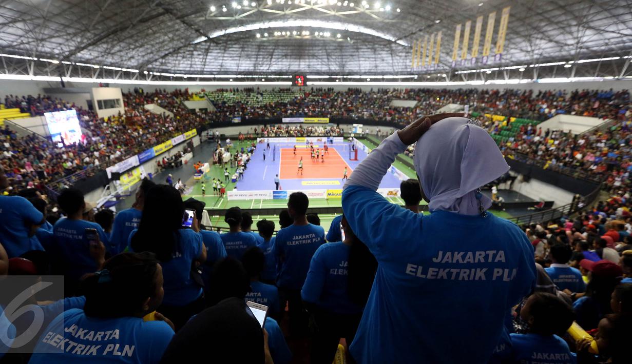 Para pendukung tim voli Jakarta Elektrik PLN menonton pertandingan Jakarta Elektrik PLN melawan Jakarta Pertamina Energi di pertadingan Grand Final Proliga 2017 di GOR Among Rogo, Yogyakarta (23/4). (Liputan6.com/Johan Tallo)