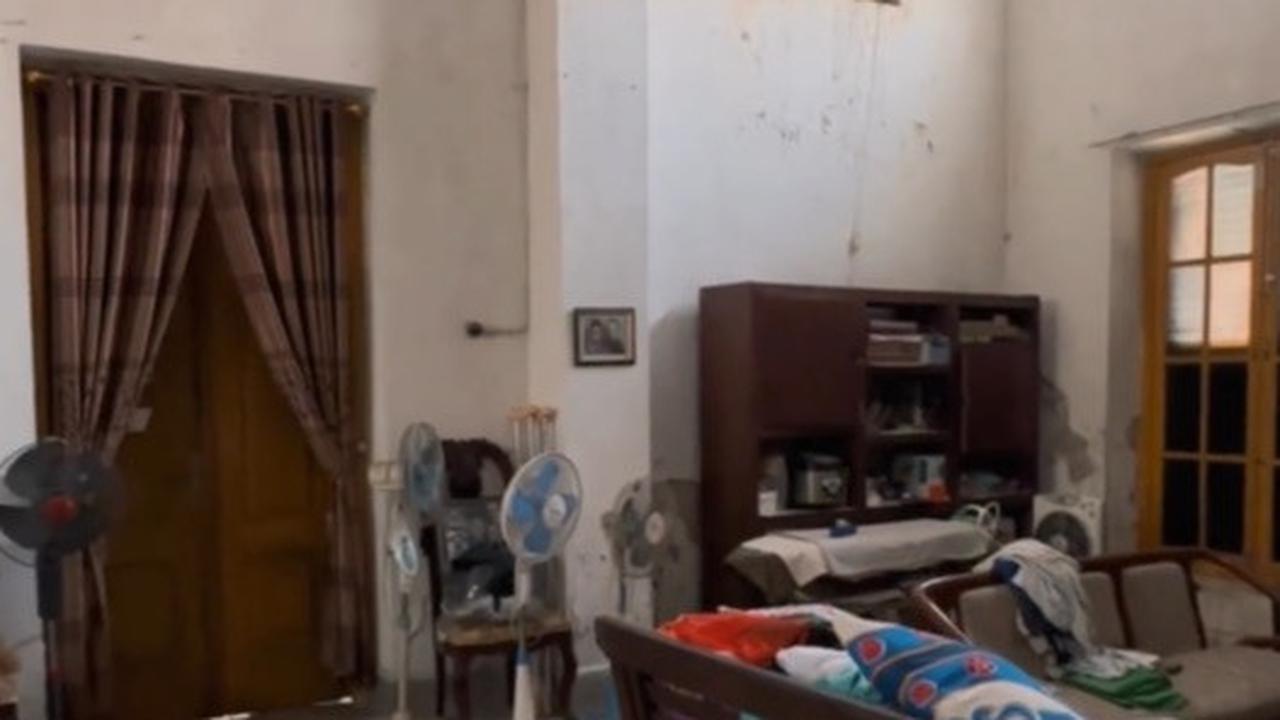 Seluruh furniture hingga perabotan rumah ini terlihat sangat klasik dan mempertahankan bentuk awal. Tak ada ditemukan barang-barang modern selain kipas angin dan beberapa alat elektronik.