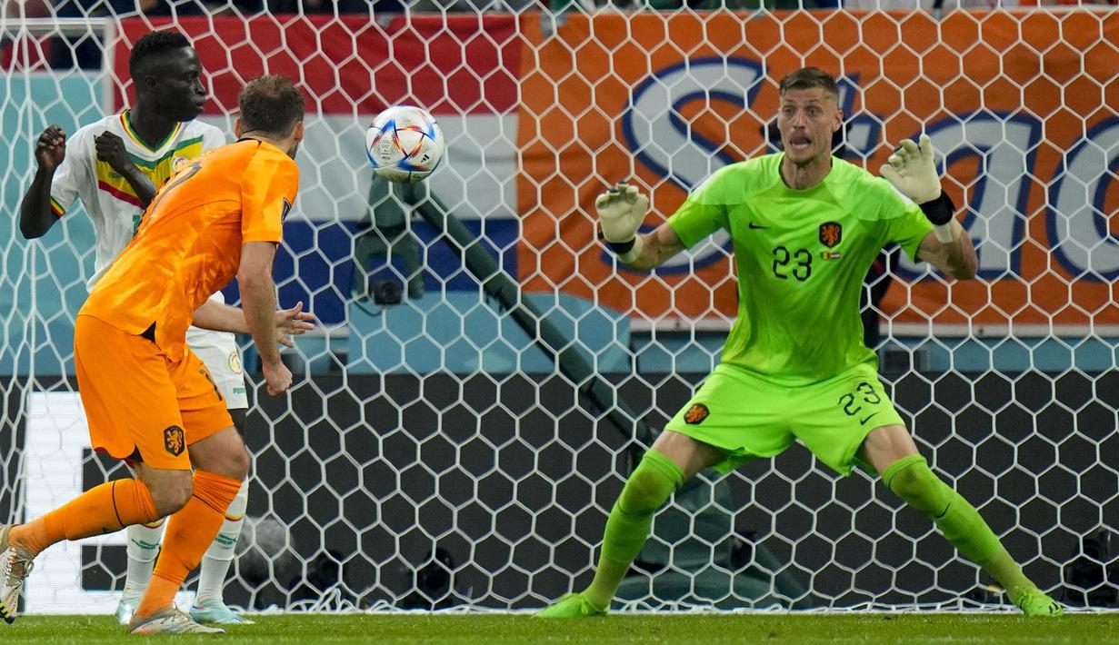 Kemenangan 2-0 Belanda atas Senegal di matchday pertama Grup A Piala Dunia 2022 tak lepas dari peran kiper mereka, Andries Noppert. Kiper 28 tahun itu tercatat melakukan empat penyelamatan penting yang membuat gawang De Oranje tak terkoyak hingga akhir laga. (AP/Petr David Josek)