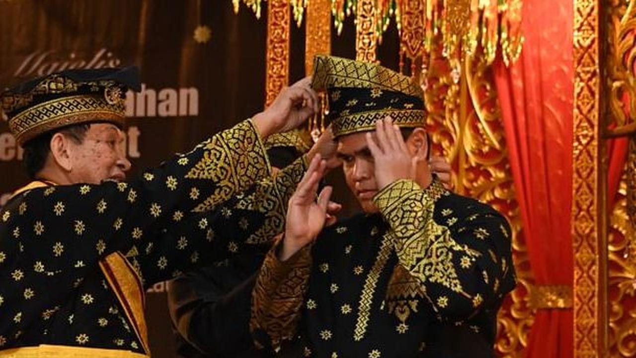 Kasal terlihat gagah dan berwibawa dengan pakaian itu.