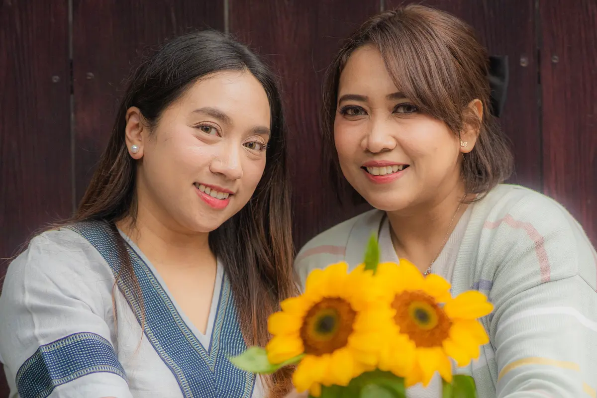 wanita desember dewasa tenang bahagia