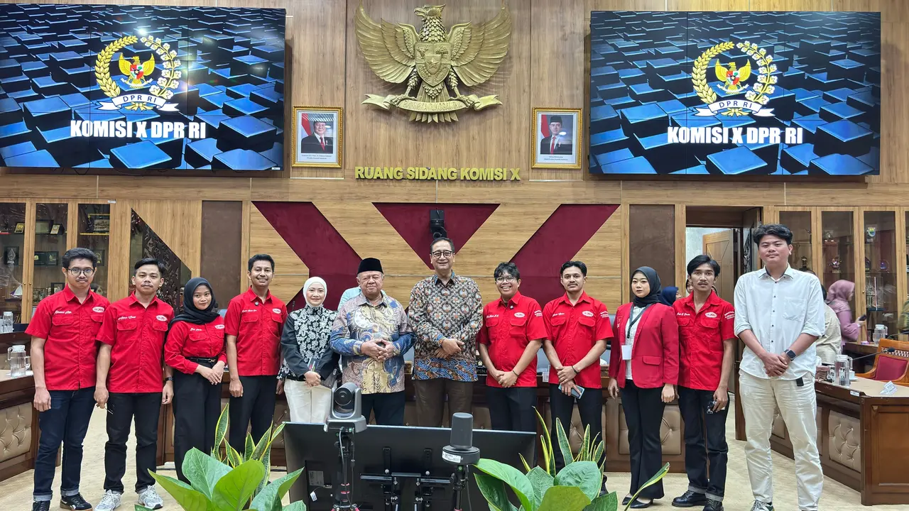 Liga Mahasiswa Nasional untuk Demokrasi (LMND) menyerahkan draf Rancangan Undang-Undang Sistem Pendidikan Nasional (RUU Sisdiknas) beserta Naskah Akademik kepada DPR (Istimewa)