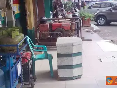 Citizen6, Jakarta: Trotoar jadi tempat memajang barang dagangan.