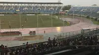 Suporter Myanmar memberikan dukungan buat Brunei Darussalam saat menghadapi Timnas Indonesia U-19. (Bola.com/Aning Jati)