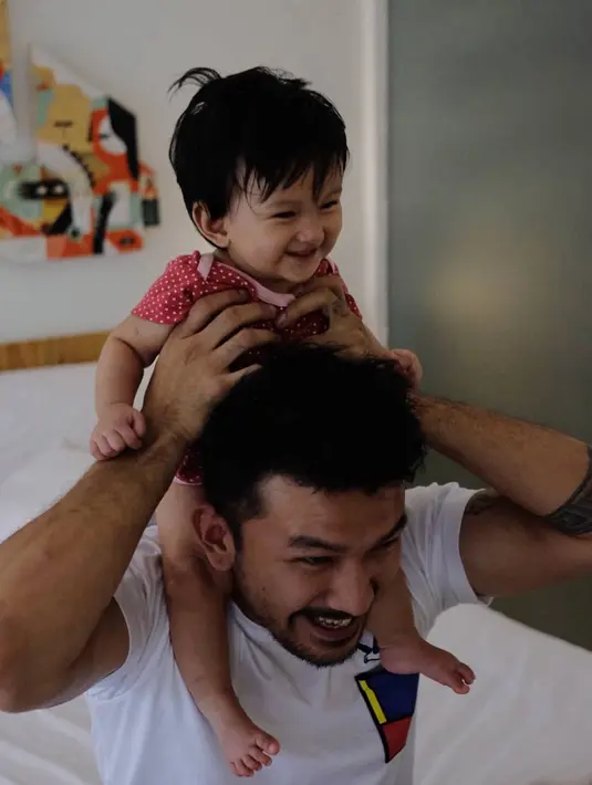 “Medal becak buat Sejatining Ratu & Cah Ayu,” tulis Rio Dewanto di keterangan foto yang memperlihatkan dirinya sedang mengayuh becak. (Instagram/riodewanto)