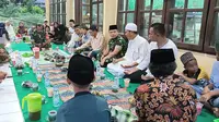 Suasana buka puasa bersama Dandim 1309 /Manado dan keluarga besar keturunan pengawal Tuanku Imam Bonjol, Jumat (5/4/2024), di Masjid Imam Bonjol, Desa Lota, Kecamatan Pineleng, Kabupaten Minahasa, Sulut. (Foto: Yoseph Ikanubun/Liputan6.com)