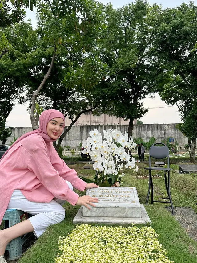 7 Potret Nindy Ayunda Berhijab Usai Jalani Umrah, Sosoknya Tuai Pujian