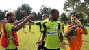 Pelatih Persipura, Osvaldo Lessa, memasang penutup ke mata Lancine Kone saat bermain game mencetak gol ke gawang sambil mata ditutup. (bola.com/Arief Bagus)