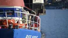 Para migran keluar dari kapal kemanusiaan Jerman Rise Above saat mereka berlabuh di kota pelabuhan Italia selatan Reggio Calabria, Selasa (8/11/2022). Kelompok kemanusiaan Jerman Mission Lifeline mengatakan kapalnya berlabuh di Italia selatan Selasa pagi dan menurunkan 89 orang yang telah diselamatkannya di Mediterania tengah. (AP Photo/Valeria Ferraro)