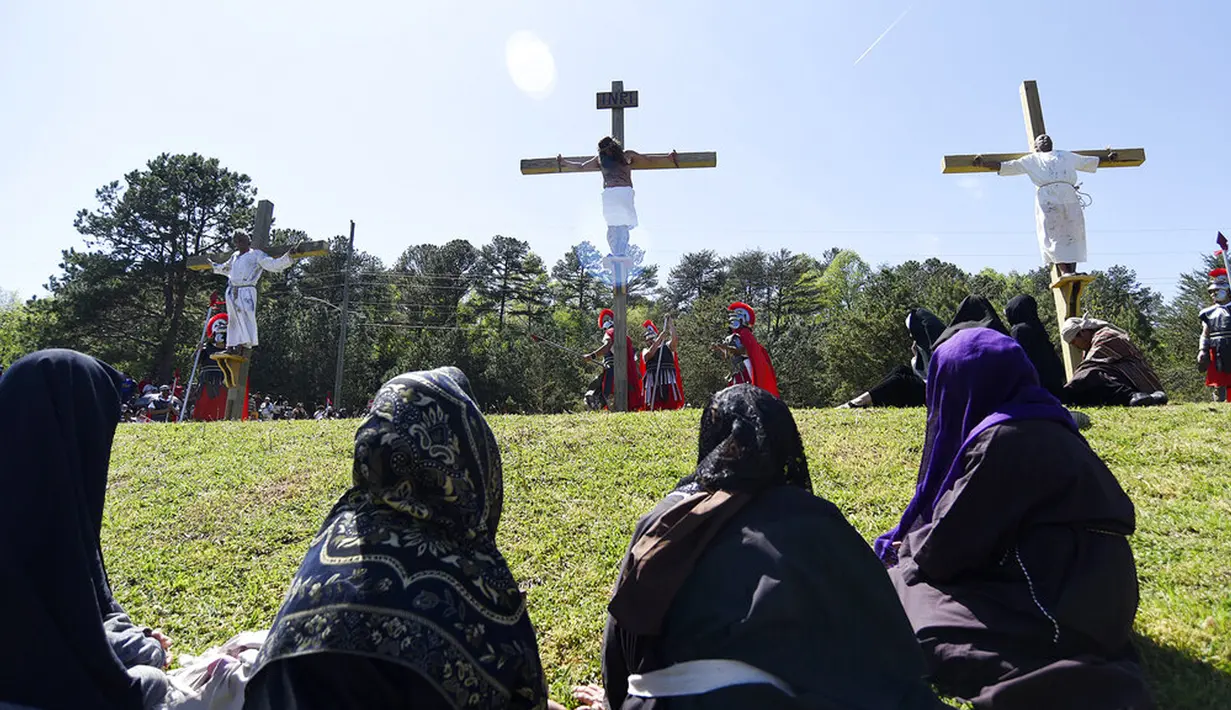 Yesus (tengah) diperankan oleh Avelino Martinez disalibkan sebagai bagian dari peringatan Jumat Agung di Gereja Katolik St. Joseph di Dalton, Georgia, 15 April 2022. (Matt Hamilton/Chattanooga Times Free Press via AP)