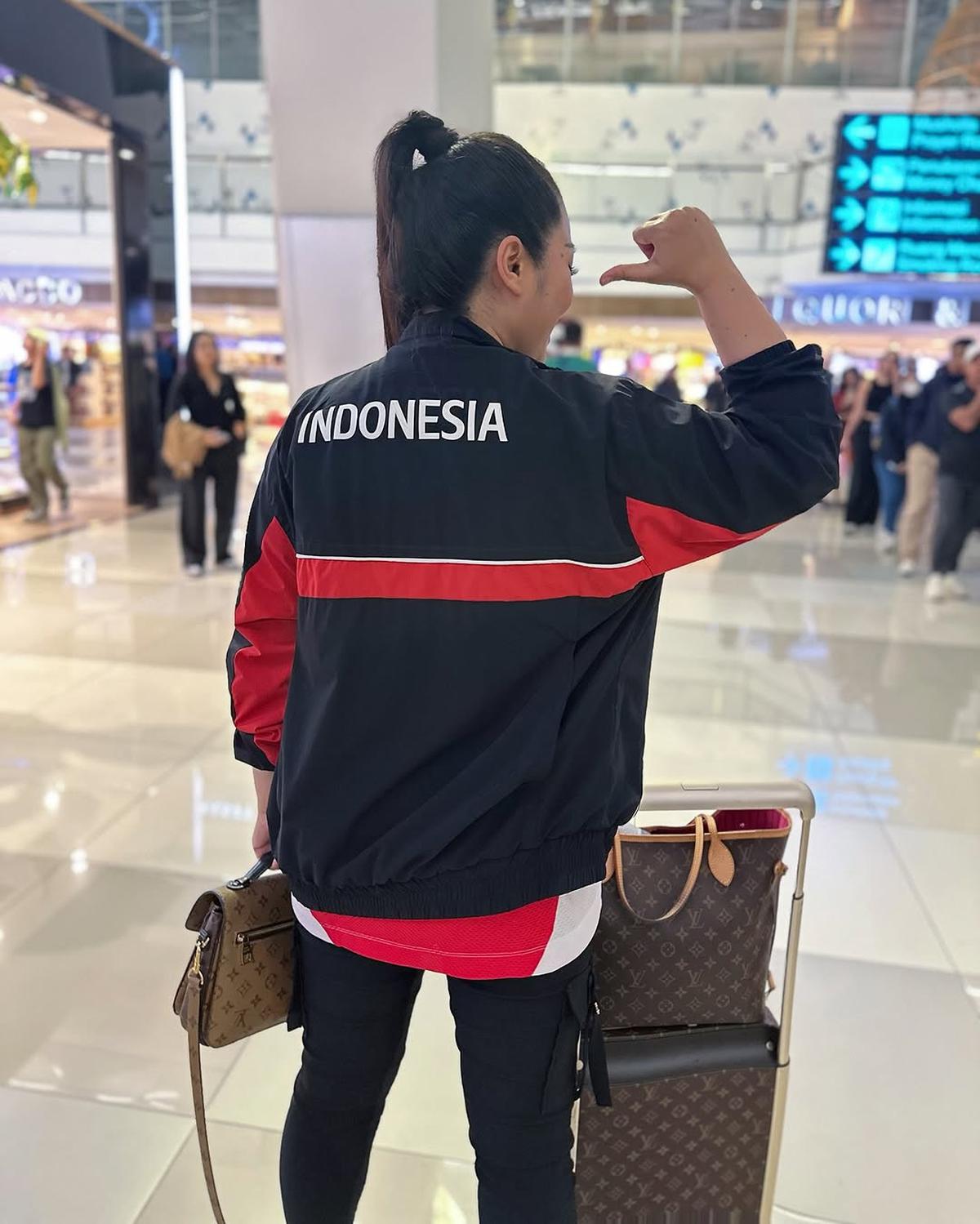 5 Potret Fitri Carlina Bertolak ke Sydney Demi Totalitas Dukung Timnas Indonesia