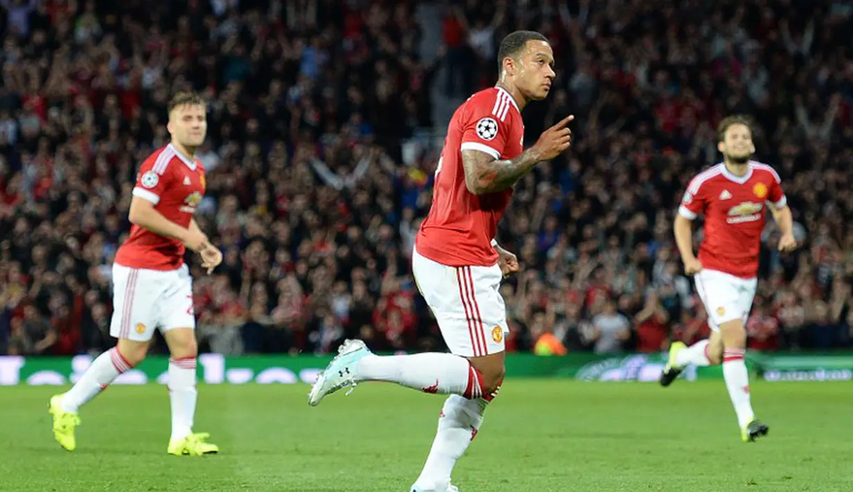 Memphis Depay merayakan gol yang dicetaknya ke gawang Club Brugge di Old Trafford< Manchester, Inggris. (18/8/2015). (AFP Photo/Oli Scarff)