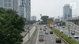 Arus lalu lintas di jalan tol dalam kota dan Jalan Gatot Soebroto, Jakarta, Selasa (21/4/2020). Adanya penerapan Pembatasan Sosial Berskala Besar (PSBB) membuat volume arus lalu lintas Ibu Kota relatif berkurang, meskipun masih ditemukan kemacetan di sejumlah titik. (Liputan6.com/Immanuel Antonius)