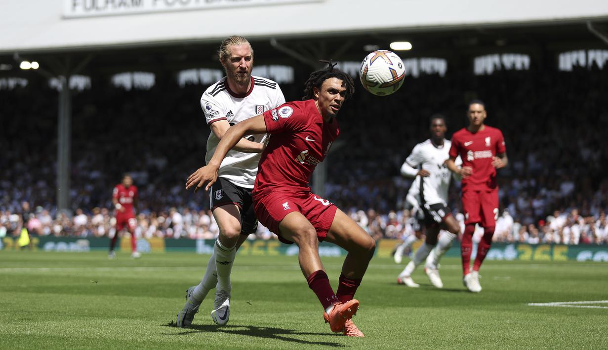 Fulham langsung menekan Liverpool di menit-menit awal pertandingan. The Cottagers hampir mencetak gol akibat kesalahan Trent Alexander-Arnold di lini belakang Liverpool. (AP/Ian Walton)