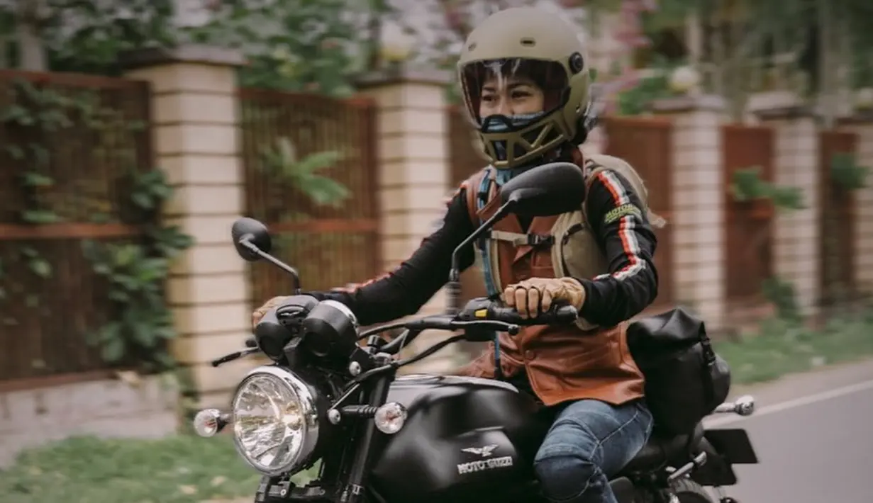 Tak hanya jago akting, aktris kelahiran 1984 ini juga lihai saat mengendarai motor gede. Mengenakan celana jeans lengkap dengan jaket, Prisia Nasution terlihat gahar dan karismatik saat mengendarai moge. (Liputan6.com/IG/@prisia)