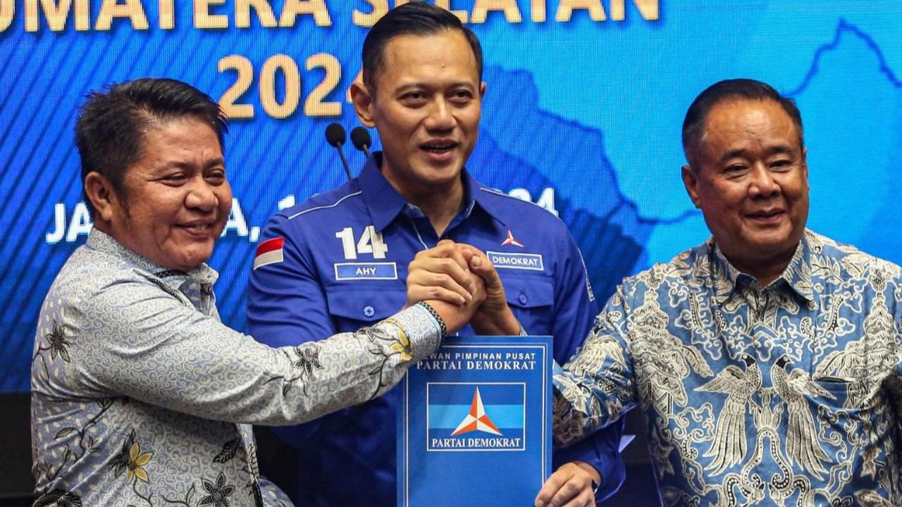 Ketua Umum Partai Demokrat Agus Harimurti Yudhoyono (tengah) saat memberikan surat rekomendasi partai untuk pilkada serentak di Kantor DPP Partai Demokrat, Jakarta, Selasa (11/6/2024). Foto: Liputan6.com / Angga Yuniar