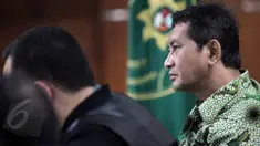 Terdakwa kasus dugaan korupsi pengadaan bus Transjakarta 2012-2013, Udar Pristono kembali menjalani sidang lanjutan di Pengadilan Tipikor, Jakarta, Senin (8/6/2015). (Liputan6.com/Helmi Afandi)