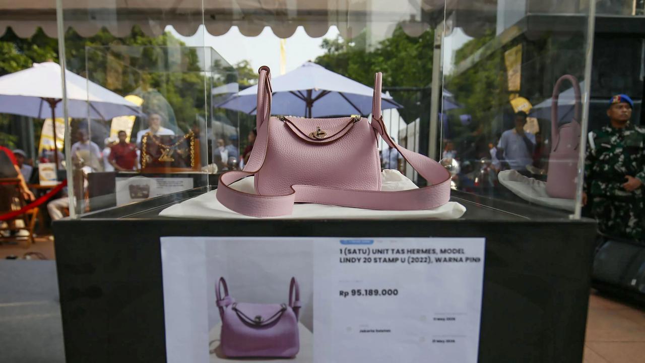 DFOTO: Dari Ferrari Ducati Hingga Tas Mewah Dipamerkan untuk Dilelang di CFD Sudirman