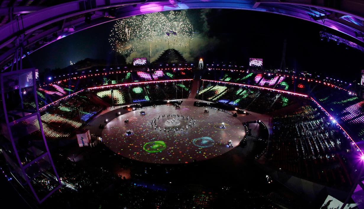 Boyband EXO memeriahkan upacara penutupan Olimpiade Musim Dingin 2018 di Pyeongchang, Korea Selatan, Minggu (25/2). Dengan penampilan EXO tersebut, maka ajang pergelaran olahraga Olimpiade PyeongChang resmi berakhir. (AP Photo/Charlie Riedel)
